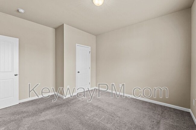 Building Photo - 456 Lory Ln