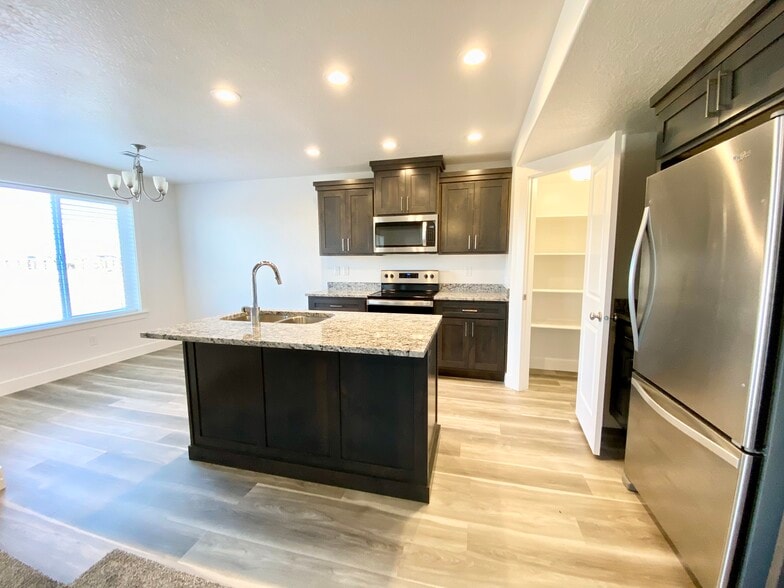 Kitchen/dining & pantry - 2035 N 350 E