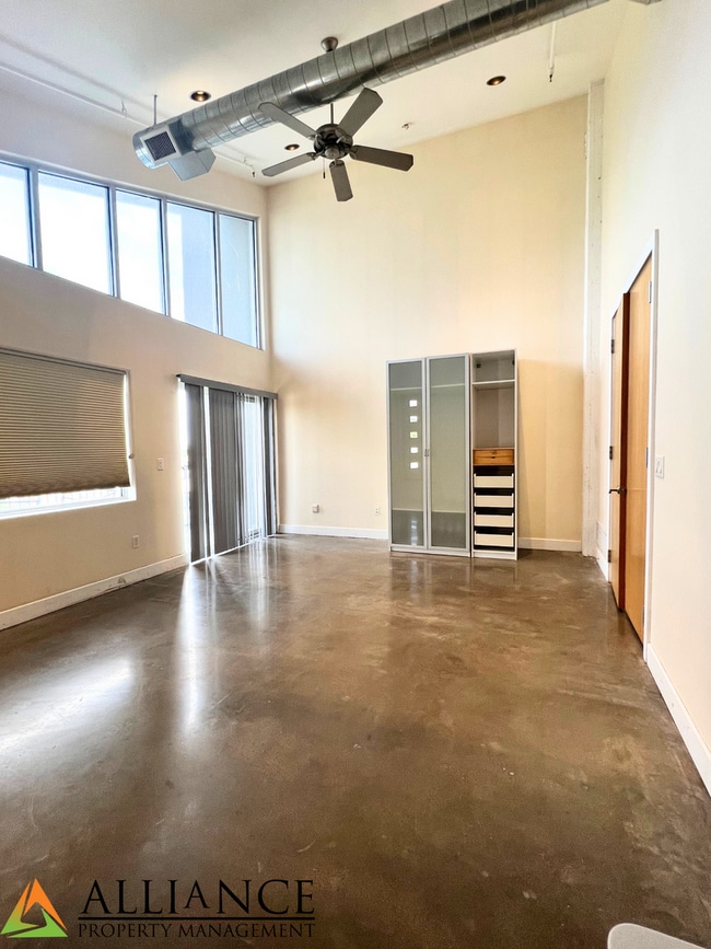 Building Photo - Maintenance Free Living ~ Close to KSU & Aggieville ~ Pet Friendly