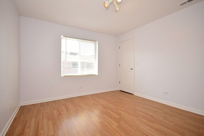 Building Photo - 5351 N East River Rd
