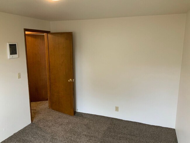Building Photo - 2 Bedroom Duplex in Springfield