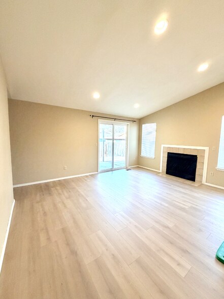 Building Photo - 4221 N Esten Pl