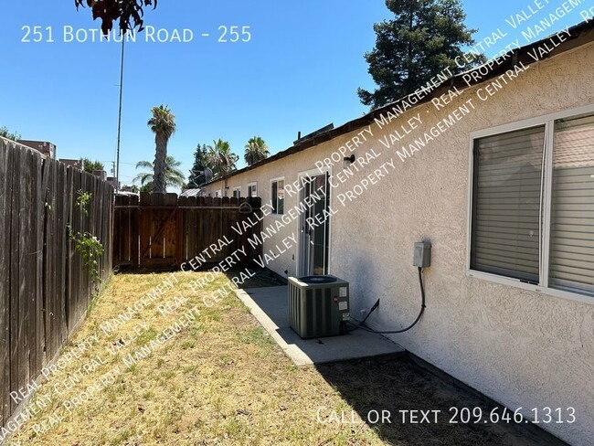 Building Photo - Turlock 2 Bedroom 2 Bath Single Story Duplex