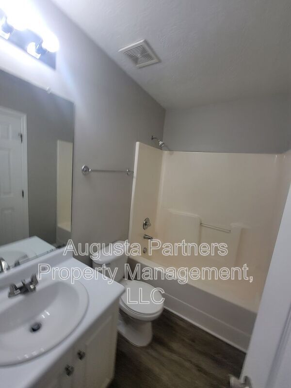 Building Photo - 1234 Longpoint Dr