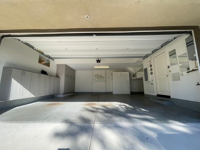 Building Photo - 812 S Gladys Ave