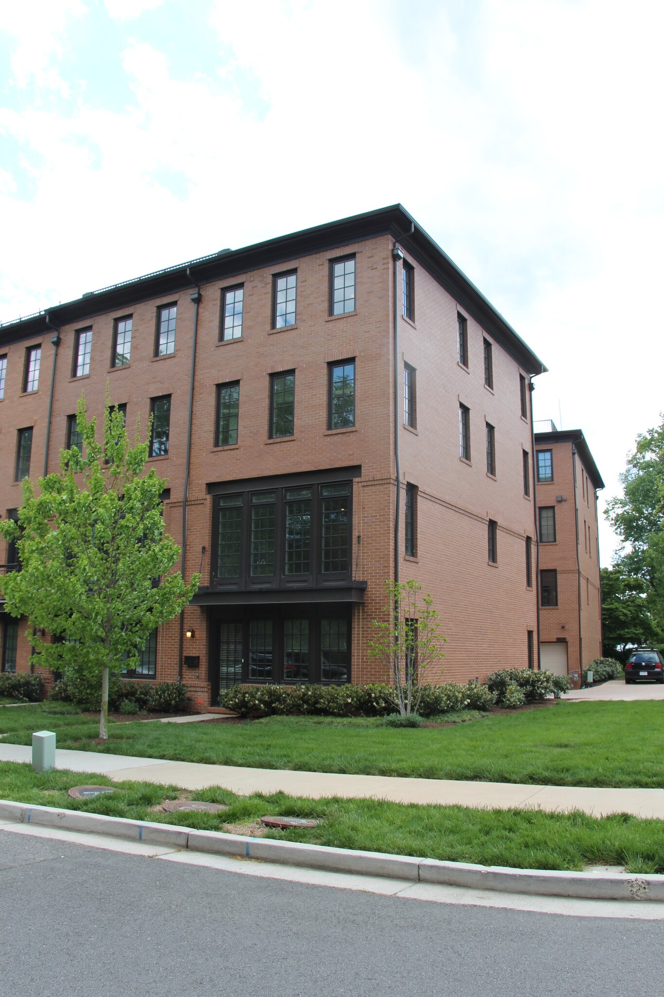 Building Photo - 930 N Buchanan St