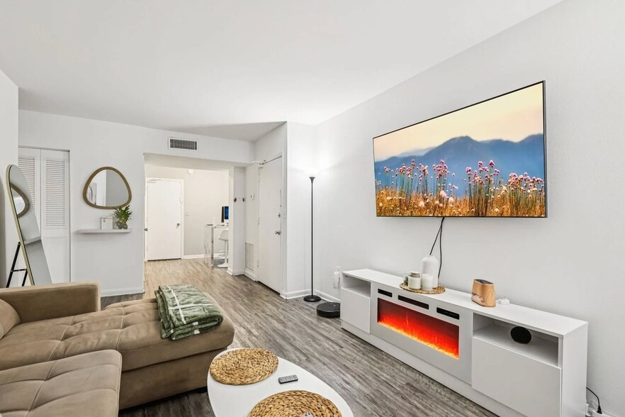 Living Area - Luna at Hollywood