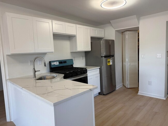 Building Photo - 9007 Riverside Pl