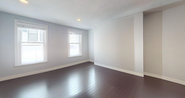 Building Photo - 215 Bolton St