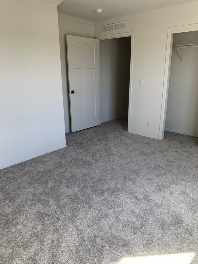 Building Photo - 3 Bedroom 2 Bathroom Charming Home for Ren...