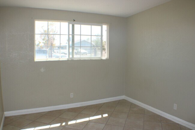 Building Photo - Spacious 3-Bed + 1 Bonus Room, 1.5-Bath Custom Home in California City – Convenient & Cozy!