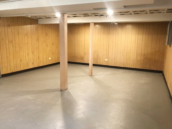 Building Photo - 23940 N Lakeside Dr