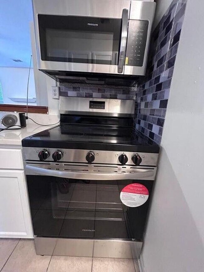 Building Photo - Gated Community- 2BA/1BA Condo