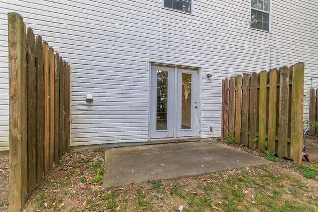 Building Photo - 3 Bed 2 Bath unit Close to Downtown