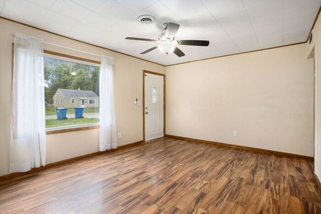 Building Photo - $1299 Remodeled 2-bed/1-bath ranch with en...