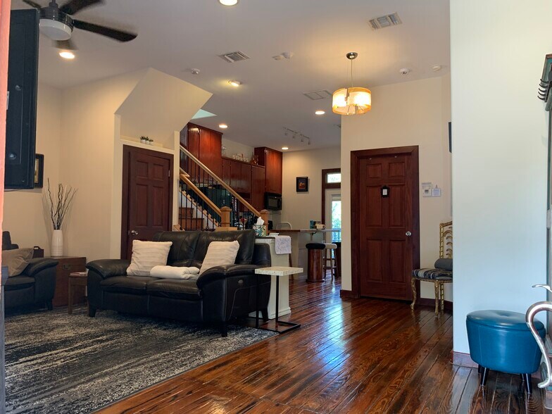 Common area. Room for rent upstairs. Short term. Austin. - 905 Prospect Ave