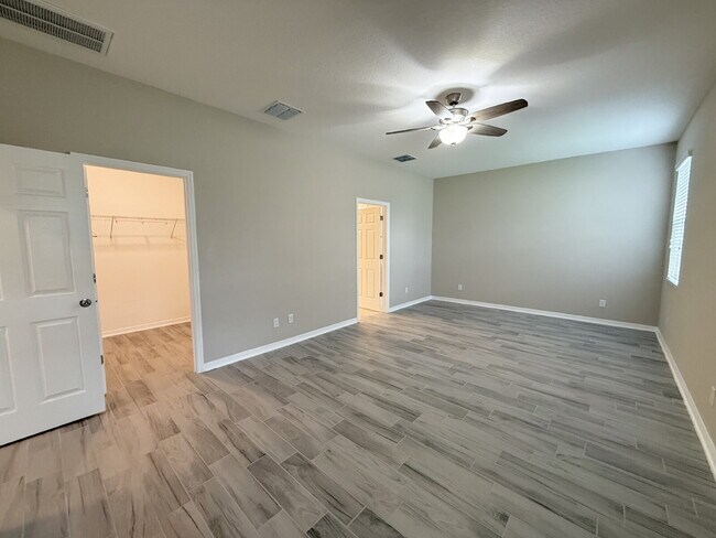 Building Photo - "Charming 3-Bed Oasis with 2 Full Baths in...