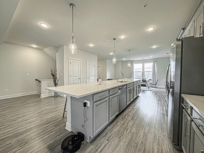 Building Photo - Stylish 3 Bed 2.5 Bath End-Unit Townhome W...