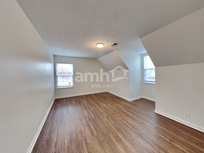 Building Photo - 1128 Eastwoods Dr