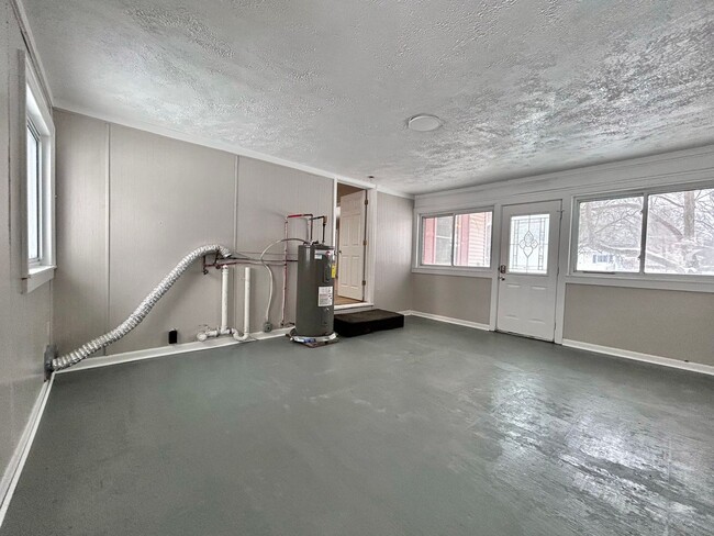 Building Photo - Spacious Three Bedroom Home in Muskegon