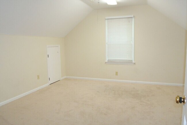Building Photo - 2036 Hen House Dr