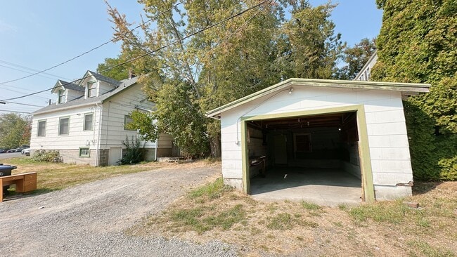 Building Photo - 4 bdrm/1 bath house with garage + large ya...