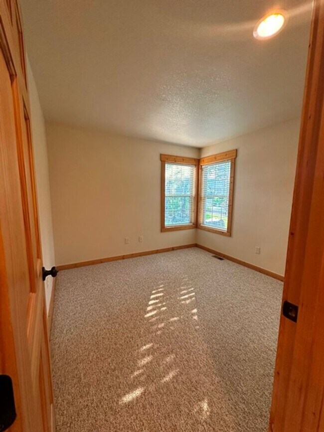 Building Photo - Chalet in the Running Y