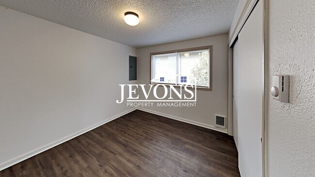 Building Photo - Charming duplex in a walkable location near the University of Puget Sound