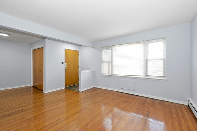 Interior Photo - 7818-7820 South Shore Drive