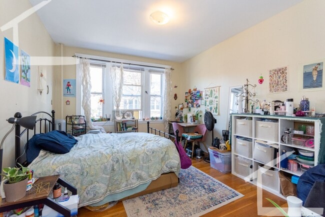 Building Photo - Very spacious 3 bed in Brookline...