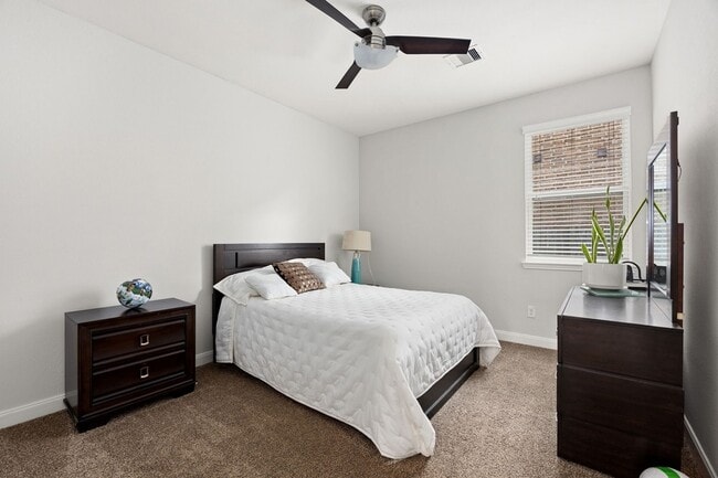 Building Photo - 25819 Oakwood Knoll Dr