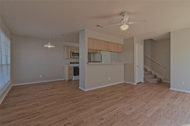 Building Photo - 2211 Creekside Ln
