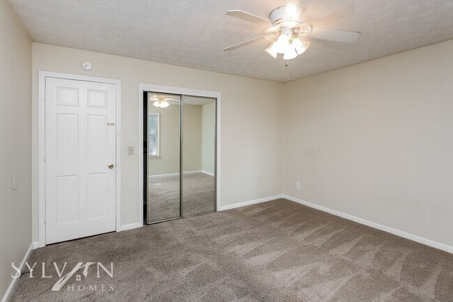 Building Photo - Enjoy one-level living in this 2 bedroom, ...