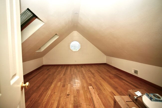 Building Photo - 4br 3-1/2ba Victorian in hills of Blossom Valley