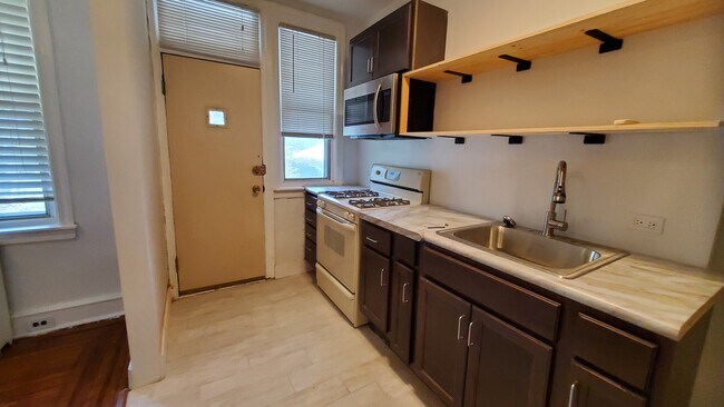 Building Photo - 1926 W Airdrie St