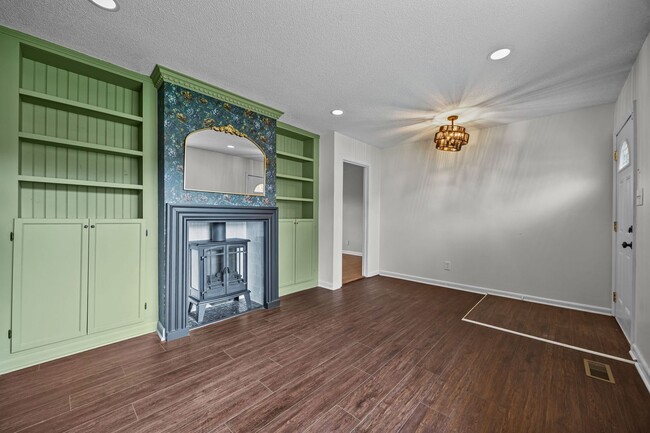 Building Photo - 3 Bedroom 2 Freshly Remodeled Bathrooms