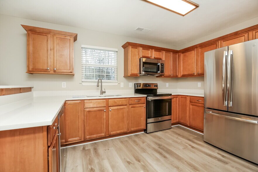 Building Photo - 141 Lyndhurst Dr