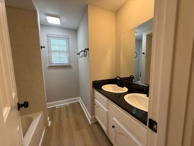 Building Photo - Beautiful 4 beds 2.5 baths in Columbus!