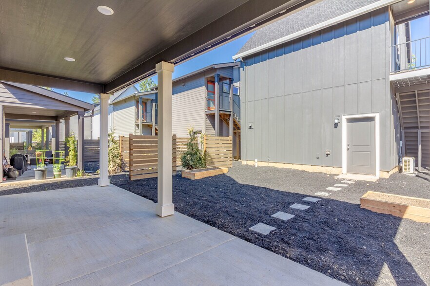 Back Porch - 2057 Audubon Ave SE