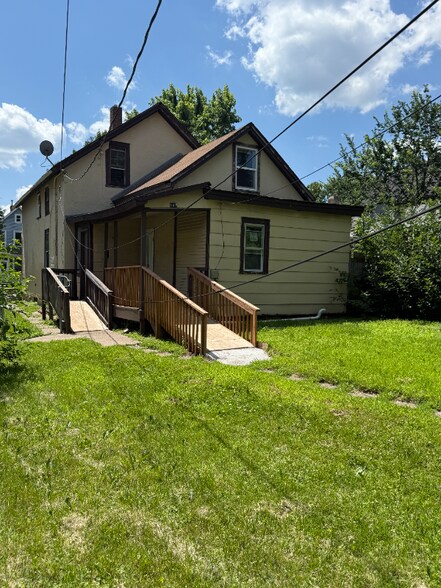 Building Photo - 597 Thomas Ave W