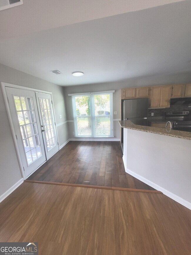 Building Photo - 7700 Lakeshore Ct