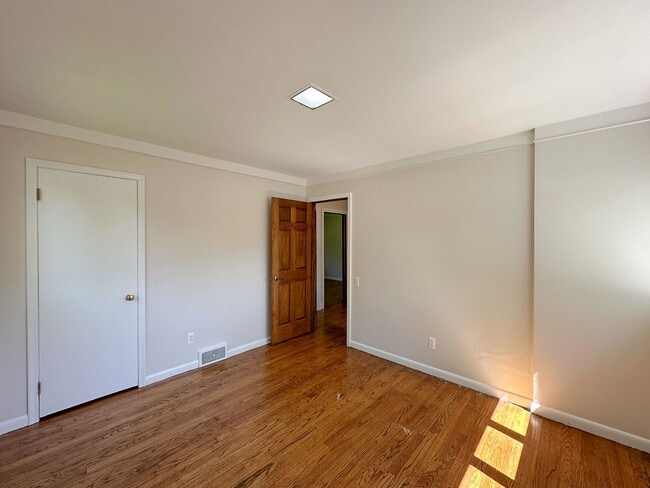Building Photo - Stylish Grosse Pointe Woods Ranch with EV ...