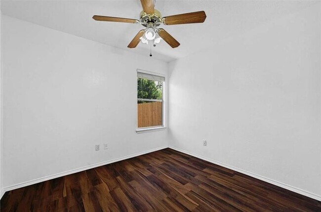 Building Photo - 9601 Holly Springs Dr