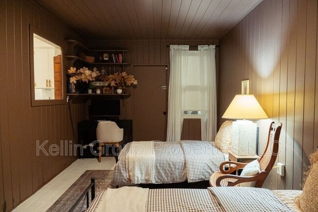 Building Photo - 1805 E Fern Rd