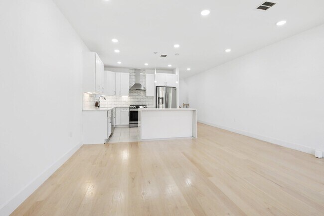 Building Photo - 131 Zabriskie St