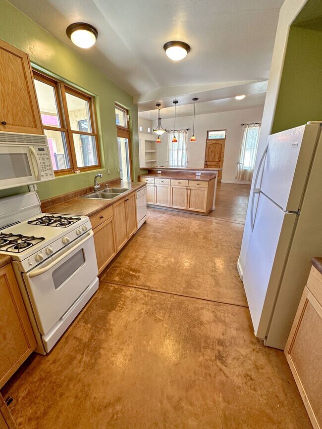 Building Photo - 3 bedroom 2 bath - close to Downtown
