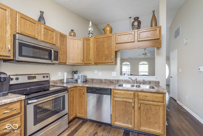 Building Photo - 381 Longview Bend