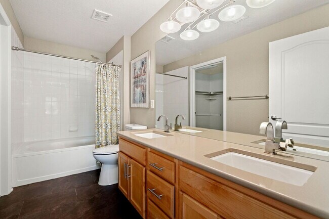 Building Photo - Bright & Spacious 2 Bedroom, 2 Bath Condo