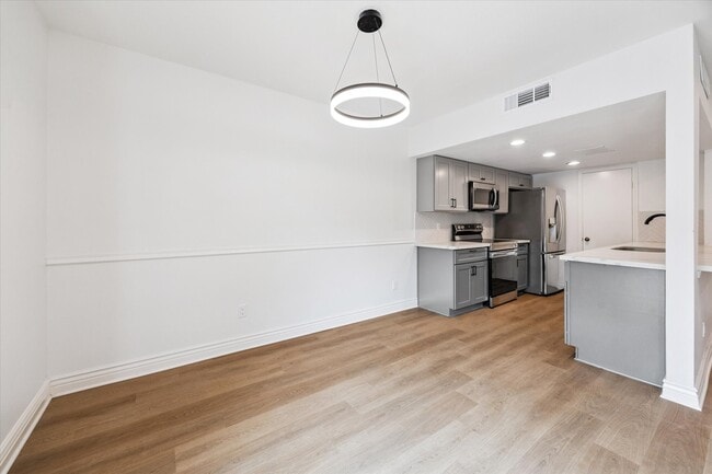 Building Photo - 927 Memorial Village Dr