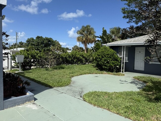 Building Photo - 131 E 27th St